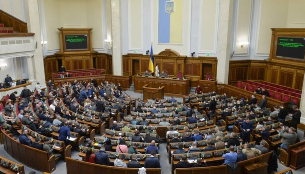 Щойно, 4 вересня вони ухвалили закон. Як нам після цього жити? Вони взагалі збожеволіли?