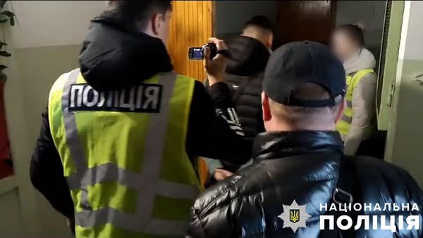 Кіберполіцейські припинили діяльність шахраїв, які організували роботу call-центру на Донеччині та виманювали фінансові дані у громадян. Правоохоронці завершили розслідування і направили до суду обвинувальний акт щодо фігурантів, їм загрожує до 12 років ув’язнення.